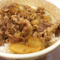 すき家の牛丼サイズ(キング･メガ･特盛･大盛･中盛･並盛･ミニ)や肉の量を比較！